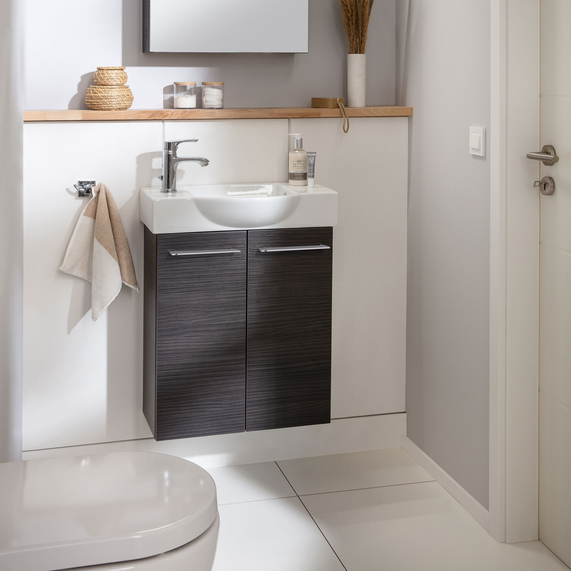 Gäste WC Keramikbecken Hahnloch links