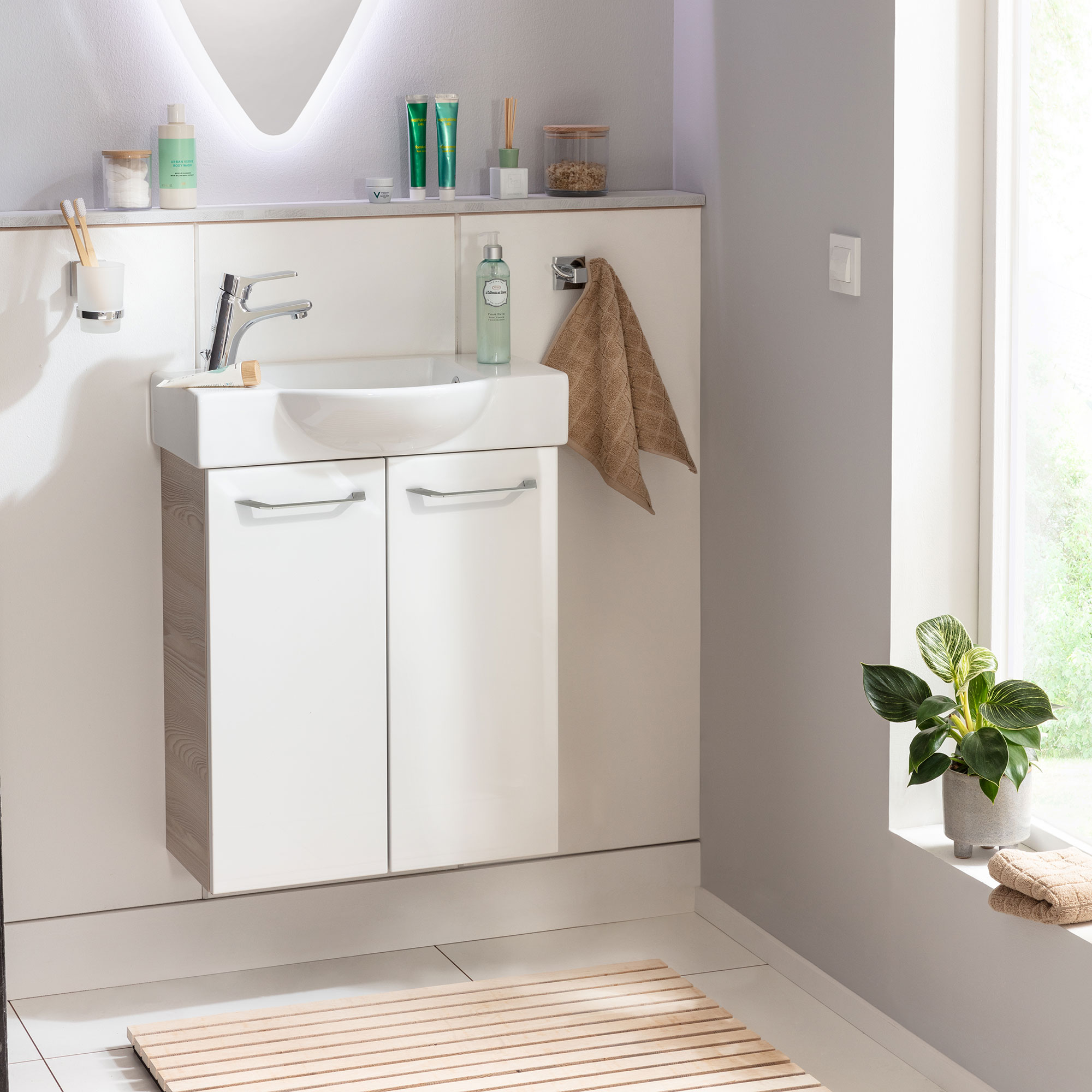 Gäste WC Keramikbecken Hahnloch links